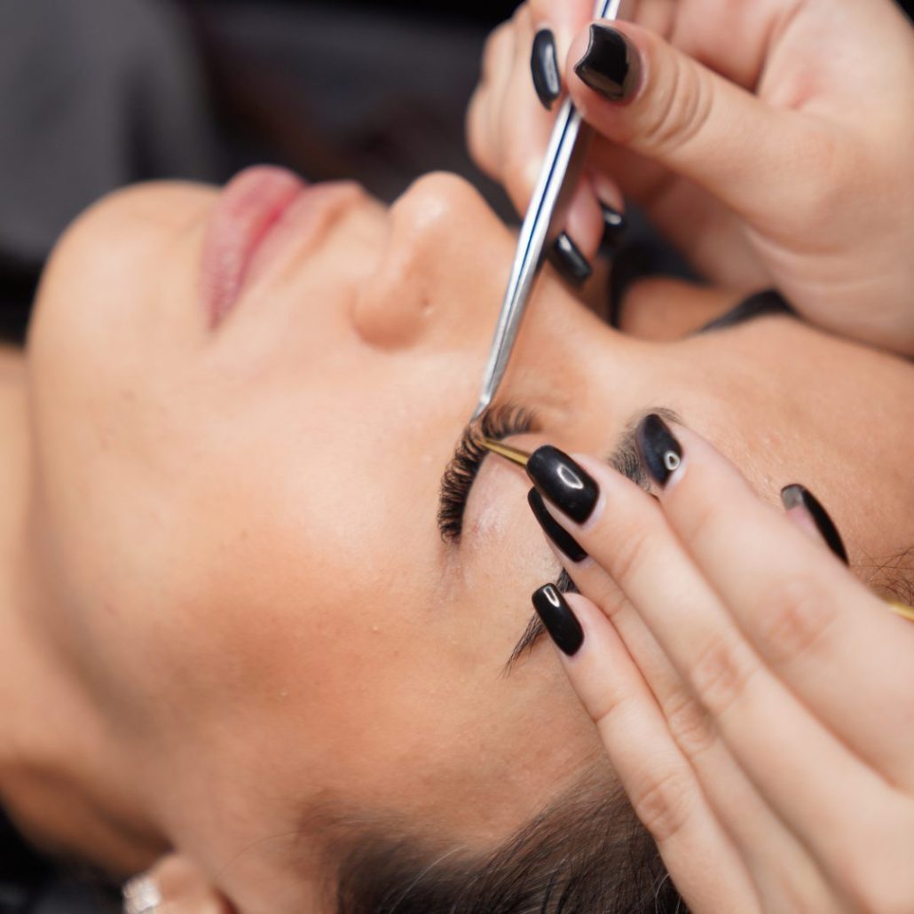 is it safe to get lash extensions while pregnant